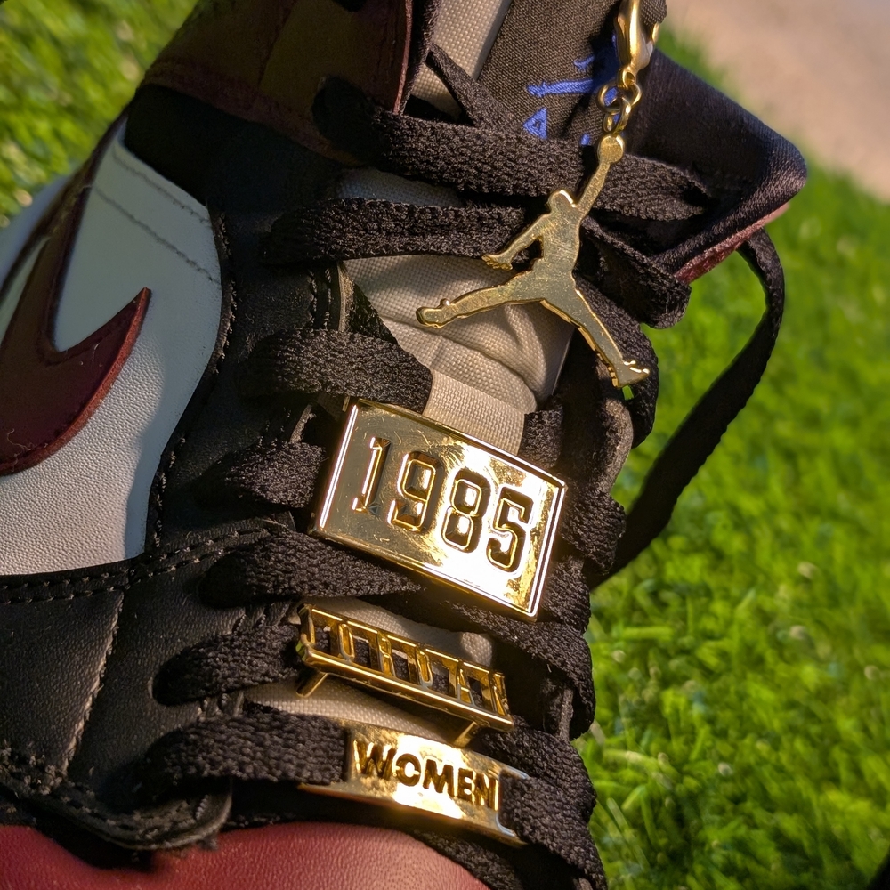 Air Jordan 1 Mid SE " Gold Pendants" sneaker